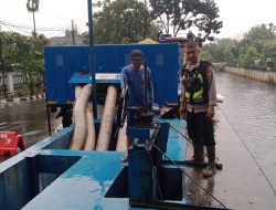 Aiptu Susilo Patroli Wilayah Antisipasi Genangan Air dan Pohon Tumbang di Wilayah Cempaka Putih.