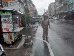 Aiptu Syaiful Cek Genangan Air dan Pohon Tumbang di Wilayah Polsek Sawah Besar.