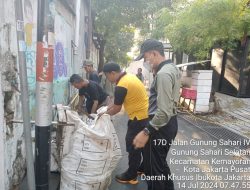 Bhabinkamtibmas Kelurahan Kemayoran Melaksanakan Kegiatan Grebek Lumpur.