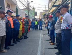 Unit Binmas Polsek Sawah Besar melaksanakan kegiatan Kerja Bakti Bersama Warga.