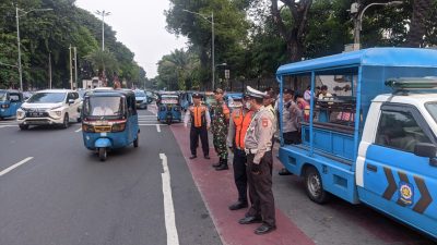 Anggota Polsek Sawah Besar Melakukan Kegiatan Antisipasi Parkir Liar Sore Hari bersama Tiga Pilar