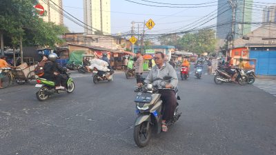 Unit Samapta Polsek Kemayoran Melaksanakan Pengaturan Lalu Lintas