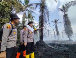 Kapolres Inhil Turun Padamkan Karlahut di Kecamatan Kempas