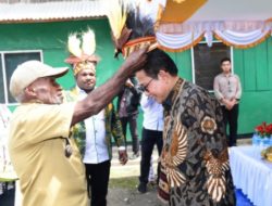 Menteri Desa di Sematkan Mahkota Tanda Kehormatan oleh Kepala Kampung Suku Papua Pegunungan