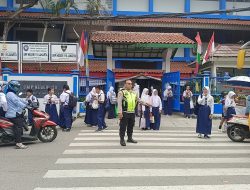 Anggota Polsek Cempaka Putih Antisipasi Bubaran Anak Sekolah