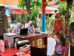 Asistensi Bhabinkamtibmas Kelurahan Sumur Batu Menghadiri Kegiatan Pencanangan Pekan Imunisasi Nasional (PIN) Polio 2024