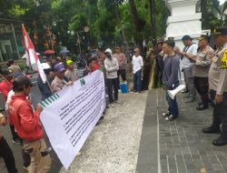 Tiga Pilar Johar Baru Melaksanakan Pengamanan Aksi Unjuk Rasa Dari Lembaga Konsultan Bantuan Hukum Mahasiswa Islam HMI Cabang Jakarta Pusat Utara di Depan Gedung BPOM RI