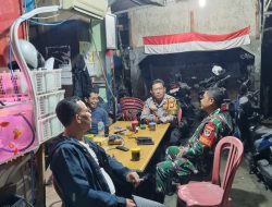 Bhabinkamtibmas Dan Babinsa Kumpul Bareng Bersama Wakil Ketua RW Dan Pokdarkamtibmas Di RT 04 RW 07 Kelurahan Karet Tengsin