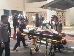 Sebagai Pelayan Masyarakat, Aiptu Teguh Dengan Sigap Membantu Masyarakat Yang Terjatuh