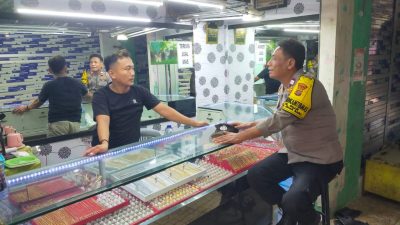 Bhabinkamtibmas Galur, Sambang Wilayah Berikan Imbauan Kamtibmas Kepada Karyawan Toko Emas
