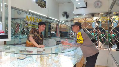 Bhabinkamtibmas Galur, Patroli Dialogis Berikan Imbauan Kamtibmas Kepada Karyawan Toko Emas