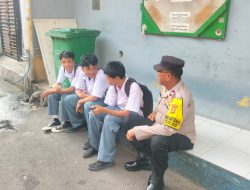 Patroli Dialogis Bhabinkamtibmas Kelurahan Johar Baru Berikan Imbauan Kepada Pelajar Yang Nongkrong-nongkrong