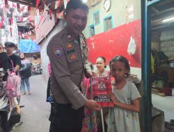 Bhabinkamtibmas Kelurahan Kebon Kacang Memberikan Buku Tulis
