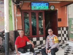 Bhabinkamtibmas Kelurahan Kampung Rawa Sambang ke Pos Sekretariat RW 01 Berikan Imbauan Kepada Warga