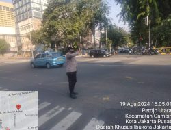 Sasar Titik Rawan Kejahatan, Aiptu Marulak Laksanakan Pengaturan Lalu Lintas di Simpang Petojo