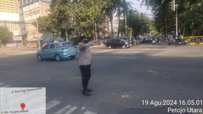 Sasar Titik Rawan Kejahatan, Aiptu Marulak Laksanakan Pengaturan Lalu Lintas di Simpang Petojo
