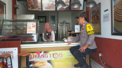 Bhabinkamtibmas Kelurahan Galur, Sambang Wilayah Berikan Imbauan Kamtibmas Kepada Karyawan Toko Roti