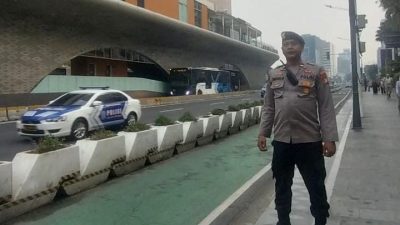 Bhabinkamtibmas Patroli Dini Hari Dan Berikan Imbauan Kepada Masyarakat Di Pemukiman Warga