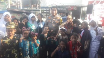 Polisi Sahabat Anak, Aiptu Fahri Melakukan Pengamanan Pawai Perayaan HUT RI Ke-79 Sekaligus Pendekatan Dengan Anak-Anak