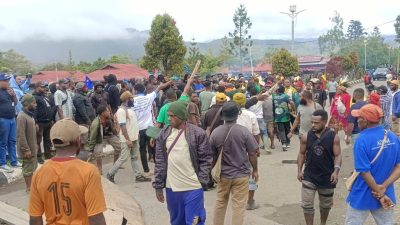 Oksibil Memanas..Paslon TEDU Dihadang Masa Simpatisan Golkar Saat Menuju KPU Pegunungan Bintang