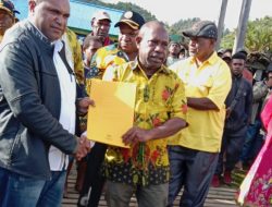 Paslon TEDU Serahkan B1 KWK DPP Golkar kepada Costan Oktemka-Kris Bakweng Uropmabin