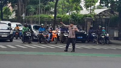 Aiptu Setiawan Selaku Kateam Unit Patmor Polsek Metro Menteng Melaksanakan Gatur Lalin Pagi Hari, Menteng Jakarta Pusat