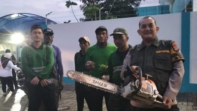 Aiptu Roby Danan Respon Kejadian Pohon Kupa Gowok Tumbang di Pemukiman Warga