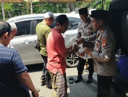 Berkah sholat Jumat, Polisi bagikan makanan gratis kepada jemaah