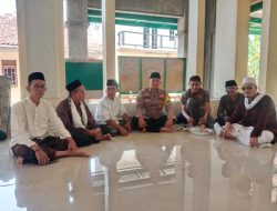 Bhabinkamtibmas Jatirangga Laksanakan Sholat Jumat Keliling dan Sosialisasi Kamtibmas Menjelang Pilkada