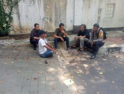 Bhabinkamtibmas Pegangsaaan Memantau Giat Normalisasi Saluran Air, Menteng