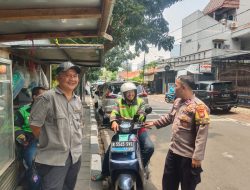 Bhabinkamtibmas Benhil Berikan Imbauan Jaga Persaudaraan Menjelang Pilkada Kepada Pengemudi Ojol