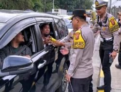 Antrean Kendaraan Terlihat Mengular Di jalur Menuju Pintu Masuk Tol Gate Parungkuda