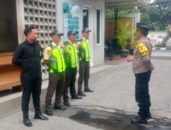 Bhabinkamtibmas Kelurahan Johar Baru Sampaikan Imbauan Kamtibmas Ke Security Gudang Kemenkes RI