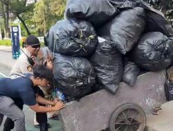 Kateam Patmor Mendorong Gerobak Saat Adanya Massa Aksi Konvoi Berjalan Kaki