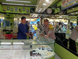 Patroli Dialogis Bhabinkamtibmas Galur Sambang Menjelang Pilkada Berikan Imbauan kepada Pemilik Toko Emas