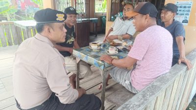 Cooling System Pilkada Damai: Personil Polsek Tempuling Sambangi Masyarakat Yang Sedang Serapan Pagi Di Warung