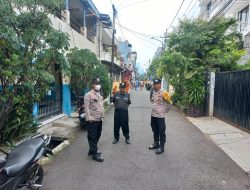 Anggota Polsubsektor Roxy dan Bhabinkamtibmas Cideng melaksanakan Patroli wilayah dan menyampaikan pesan Kamtibmas