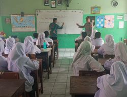 Kanit Binmas Polsek Metro Gambir melaksanakan Penyuluhan dan Deklarasi Gerakan Anti Tawuran di SMP PGRI 32 Jakarta