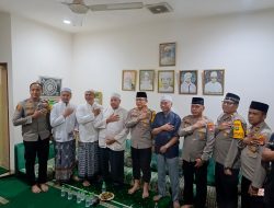 kapolsek Metro Penjaringan Kompol Agus Ady Wijaya,SH,SIK,MSI bersama jajaran PJU melaksanakan sholat subuh berjama’ah di Masjid Jami Kramat Luar Batang