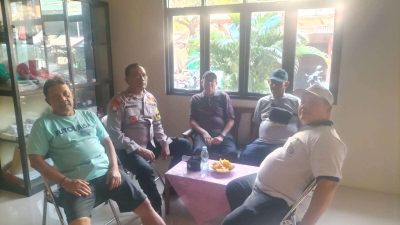 Sambang Ke Pos RW, Bhabinkamtibmas Johar Baru Cooling System Kamtibmas Menjelang Pilkada Dengan Staf RW dan Ketua RT