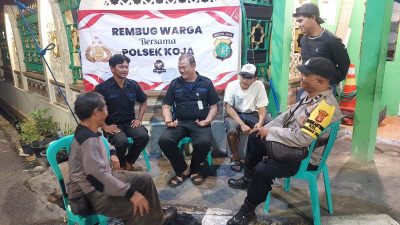 Bhabinkamtibmas Polsek Koja Sambangi Warga Kelurahan Rawa Badak Utara di Pos Satkamling RW 06 dalam Giat Rembug Warga Kamtibmas