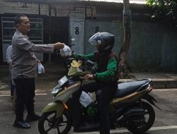 Bhabinkamtibmas Menteng Berbagi Nasi Bungkus Siap Saji Kepada Warga Sekitar Dalam Rangka Jumat Berkah