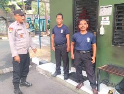 Sambang Pos Keamanan, Bhabinkamtibmas Johar Baru Imbau Petugas Keamanan Tingkatan Kewaspadaan Jelang Pilkada