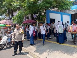 Antisipasi Tawuran Pelajar Bhabinkamtibmas Lakukan Pengamanan Dan Pengawalan