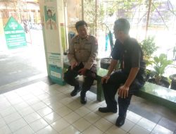 Patroli Dialogis Kanit Binmas Polsek Johar Baru Sambangi Petugas Keamanan Sekolah SMP Negeri 156 Jakarta