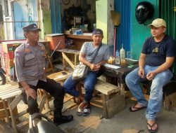 Sambang Sore Hari Bhabinkamtibmas Galur Berikan Imbauan Kamtibmas Pedagang Makanan Burung