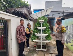 Bhabinkamtibmas Kelurahan Sumur Batu Monitoring Tanaman Hidroponik untuk Ketahanan Pangan