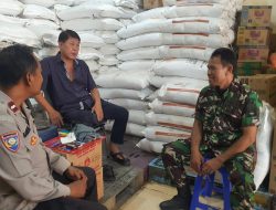 Bhabinkamtibmas dan Babinsa Kelurahan Pasar Baru Pantau Harga Dan Ketersediaan Sembako