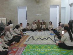 Ketua Dewan Pembina Srikandi Rampas Krisnawati Beri Motivasi dan Semangat Kepada Srikandi Rampas dalam Kegiatan Retret dan Bakti Sosial