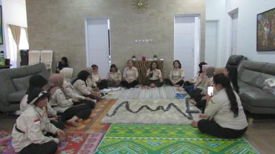 Ketua Dewan Pembina Srikandi Rampas Krisnawati Beri Motivasi dan Semangat Kepada Srikandi Rampas dalam Kegiatan Retret dan Bakti Sosial